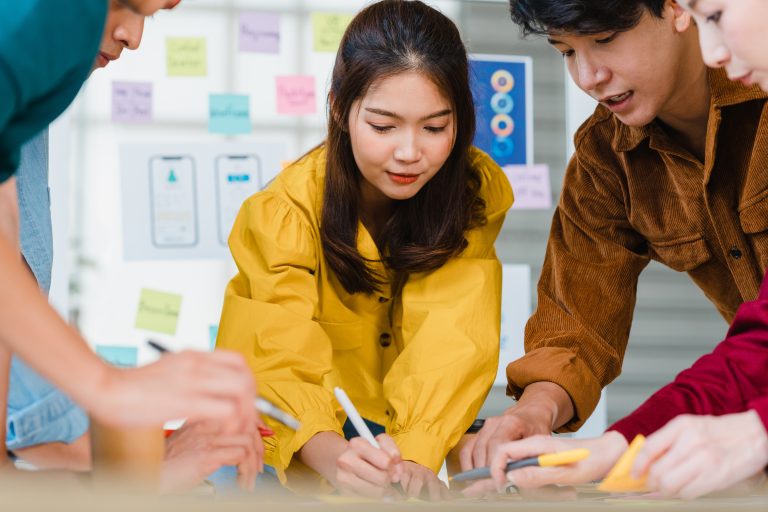 Chuyên viên tư vấn trao đổi với khách hàng, minh họa chủ doanh nghiệp làm bảo hiểm AIA